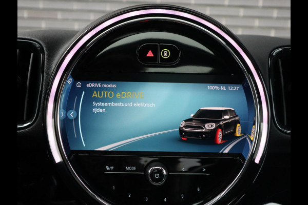 MINI Countryman Cooper S E ALL4 Classic Automaat / Panoramadak / Stuurwielverwarming / Harman Kardon / LED / MINI Navigatiesysteem / 17 Inch / Sportstoelen / Trekhaak / Lichtpakket