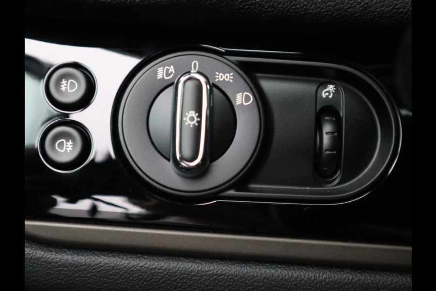 MINI Countryman Cooper S E ALL4 Classic Automaat / Panoramadak / Stuurwielverwarming / Harman Kardon / LED / MINI Navigatiesysteem / 17 Inch / Sportstoelen / Trekhaak / Lichtpakket