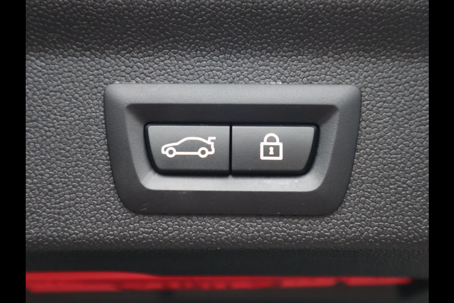 MINI Countryman Cooper S E ALL4 Classic Automaat / Panoramadak / Stuurwielverwarming / Harman Kardon / LED / MINI Navigatiesysteem / 17 Inch / Sportstoelen / Trekhaak / Lichtpakket