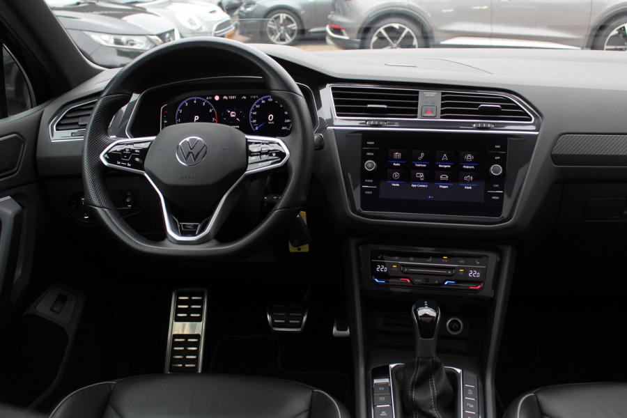 Volkswagen Tiguan 1.5 TSI R-Line Business+ / Trekhaak / Panoramadak / 360Camera / Head-up / Leder / 20'' / Memory seats / Dodehoek / Navigatie / Stoelverwarming 4x / Stuurverwarming / DAB / ACC Volkswagen Tiguan 1.5 TSI R-Line Business+ / Trekhaak / Panoramadak / 360Camera / Head-up / Leder / 20'' / Memory seats / Dodehoek / Navigatie / Stoelverwarming 4x / Stuurverwarming / DAB / ACC