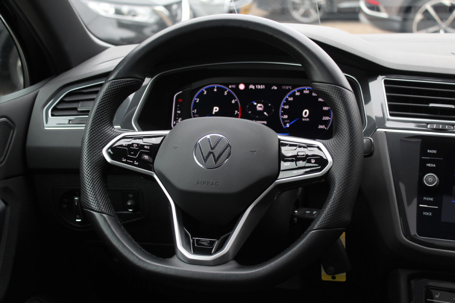 Volkswagen Tiguan 1.5 TSI R-Line Business+ / Trekhaak / Panoramadak / 360Camera / Head-up / Leder / 20'' / Memory seats / Dodehoek / Navigatie / Stoelverwarming 4x / Stuurverwarming / DAB / ACC Volkswagen Tiguan 1.5 TSI R-Line Business+ / Trekhaak / Panoramadak / 360Camera / Head-up / Leder / 20'' / Memory seats / Dodehoek / Navigatie / Stoelverwarming 4x / Stuurverwarming / DAB / ACC
