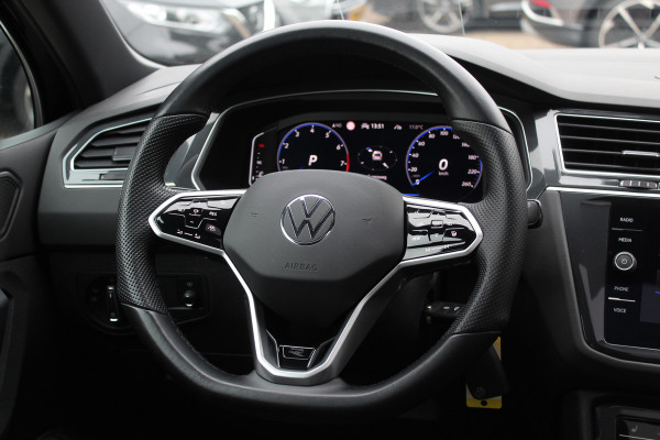 Volkswagen Tiguan 1.5 TSI R-Line Business+ / Trekhaak / Panoramadak / 360Camera / Head-up / Leder / 20'' / Memory seats / Dodehoek / Navigatie / Stoelverwarming 4x / Stuurverwarming / DAB / ACC Volkswagen Tiguan 1.5 TSI R-Line Business+ / Trekhaak / Panoramadak / 360Camera / Head-up / Leder / 20'' / Memory seats / Dodehoek / Navigatie / Stoelverwarming 4x / Stuurverwarming / DAB / ACC