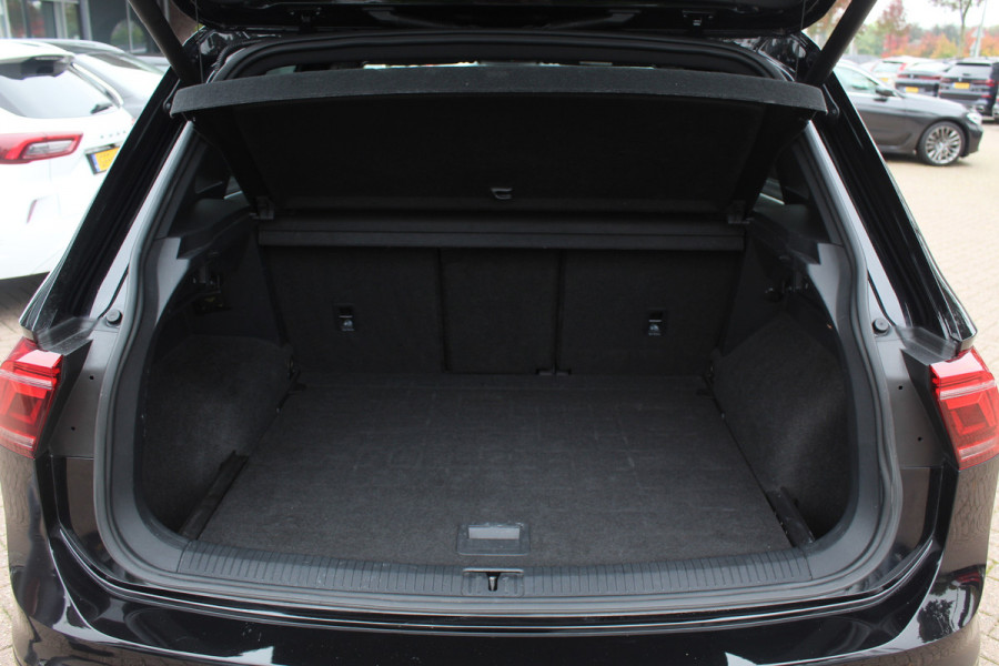 Volkswagen Tiguan 1.5 TSI R-Line Business+ / Trekhaak / Panoramadak / 360Camera / Head-up / Leder / 20'' / Memory seats / Dodehoek / Navigatie / Stoelverwarming 4x / Stuurverwarming / DAB / ACC Volkswagen Tiguan 1.5 TSI R-Line Business+ / Trekhaak / Panoramadak / 360Camera / Head-up / Leder / 20'' / Memory seats / Dodehoek / Navigatie / Stoelverwarming 4x / Stuurverwarming / DAB / ACC