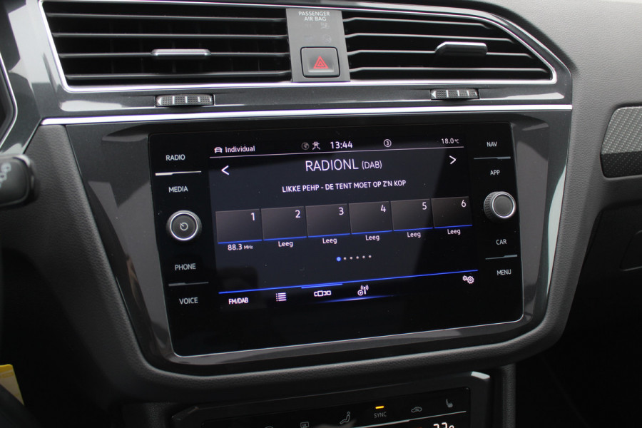 Volkswagen Tiguan 1.5 TSI R-Line Business+ / Trekhaak / Panoramadak / 360Camera / Head-up / Leder / 20'' / Memory seats / Dodehoek / Navigatie / Stoelverwarming 4x / Stuurverwarming / DAB / ACC Volkswagen Tiguan 1.5 TSI R-Line Business+ / Trekhaak / Panoramadak / 360Camera / Head-up / Leder / 20'' / Memory seats / Dodehoek / Navigatie / Stoelverwarming 4x / Stuurverwarming / DAB / ACC