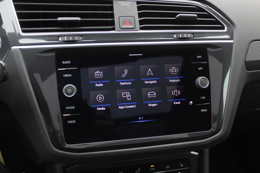 Volkswagen Tiguan 1.5 TSI R-Line Business+ / Trekhaak / Panoramadak / 360Camera / Head-up / Leder / 20'' / Memory seats / Dodehoek / Navigatie / Stoelverwarming 4x / Stuurverwarming / DAB / ACC Volkswagen Tiguan 1.5 TSI R-Line Business+ / Trekhaak / Panoramadak / 360Camera / Head-up / Leder / 20'' / Memory seats / Dodehoek / Navigatie / Stoelverwarming 4x / Stuurverwarming / DAB / ACC