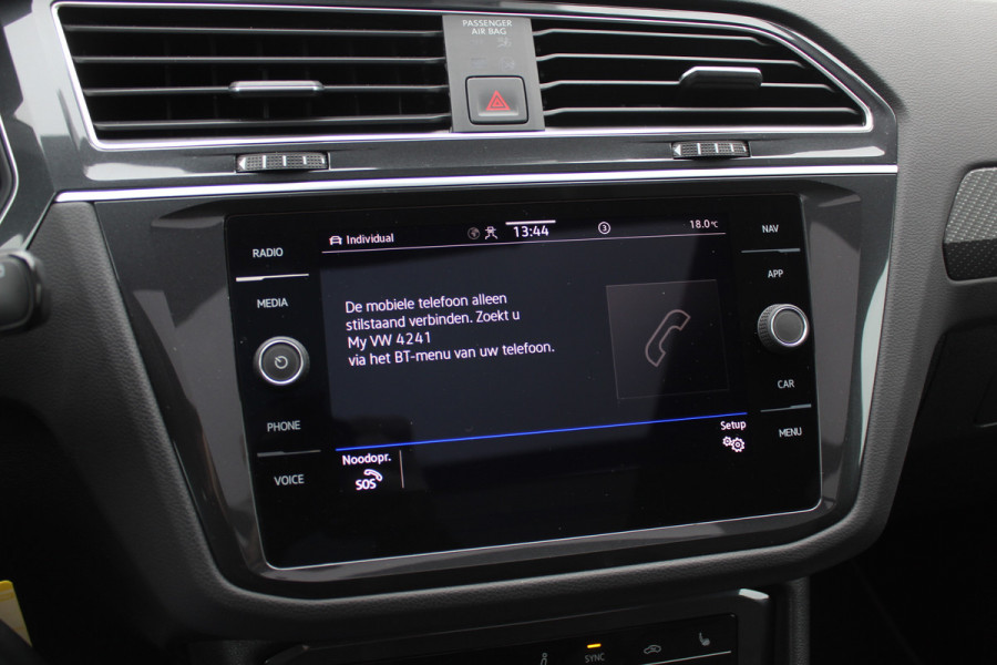 Volkswagen Tiguan 1.5 TSI R-Line Business+ / Trekhaak / Panoramadak / 360Camera / Head-up / Leder / 20'' / Memory seats / Dodehoek / Navigatie / Stoelverwarming 4x / Stuurverwarming / DAB / ACC Volkswagen Tiguan 1.5 TSI R-Line Business+ / Trekhaak / Panoramadak / 360Camera / Head-up / Leder / 20'' / Memory seats / Dodehoek / Navigatie / Stoelverwarming 4x / Stuurverwarming / DAB / ACC