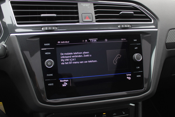 Volkswagen Tiguan 1.5 TSI R-Line Business+ / Trekhaak / Panoramadak / 360Camera / Head-up / Leder / 20'' / Memory seats / Dodehoek / Navigatie / Stoelverwarming 4x / Stuurverwarming / DAB / ACC Volkswagen Tiguan 1.5 TSI R-Line Business+ / Trekhaak / Panoramadak / 360Camera / Head-up / Leder / 20'' / Memory seats / Dodehoek / Navigatie / Stoelverwarming 4x / Stuurverwarming / DAB / ACC