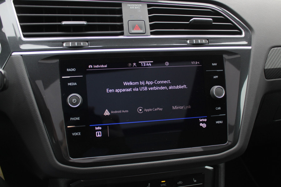 Volkswagen Tiguan 1.5 TSI R-Line Business+ / Trekhaak / Panoramadak / 360Camera / Head-up / Leder / 20'' / Memory seats / Dodehoek / Navigatie / Stoelverwarming 4x / Stuurverwarming / DAB / ACC Volkswagen Tiguan 1.5 TSI R-Line Business+ / Trekhaak / Panoramadak / 360Camera / Head-up / Leder / 20'' / Memory seats / Dodehoek / Navigatie / Stoelverwarming 4x / Stuurverwarming / DAB / ACC