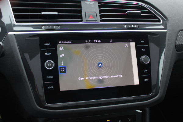 Volkswagen Tiguan 1.5 TSI R-Line Business+ / Trekhaak / Panoramadak / 360Camera / Head-up / Leder / 20'' / Memory seats / Dodehoek / Navigatie / Stoelverwarming 4x / Stuurverwarming / DAB / ACC Volkswagen Tiguan 1.5 TSI R-Line Business+ / Trekhaak / Panoramadak / 360Camera / Head-up / Leder / 20'' / Memory seats / Dodehoek / Navigatie / Stoelverwarming 4x / Stuurverwarming / DAB / ACC
