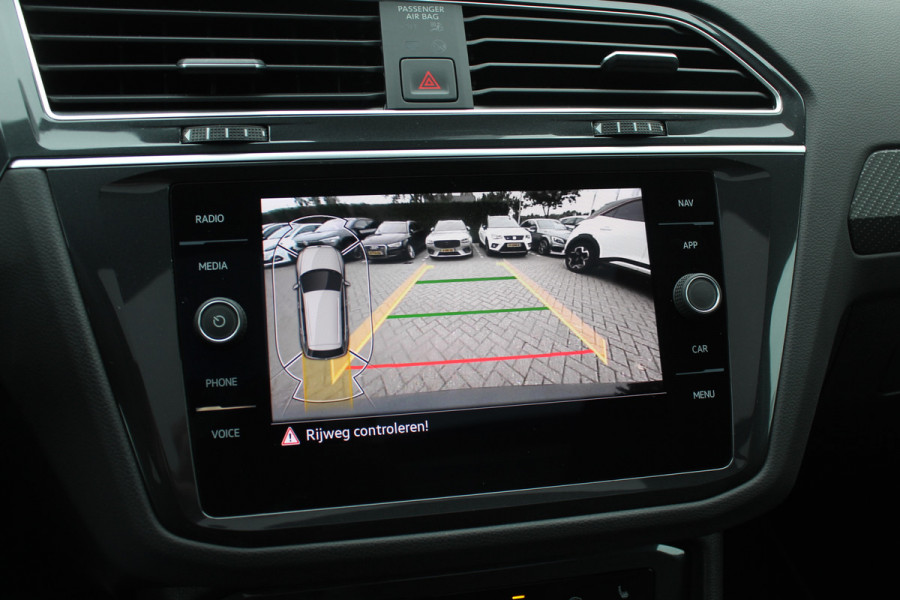Volkswagen Tiguan 1.5 TSI R-Line Business+ / Trekhaak / Panoramadak / 360Camera / Head-up / Leder / 20'' / Memory seats / Dodehoek / Navigatie / Stoelverwarming 4x / Stuurverwarming / DAB / ACC Volkswagen Tiguan 1.5 TSI R-Line Business+ / Trekhaak / Panoramadak / 360Camera / Head-up / Leder / 20'' / Memory seats / Dodehoek / Navigatie / Stoelverwarming 4x / Stuurverwarming / DAB / ACC