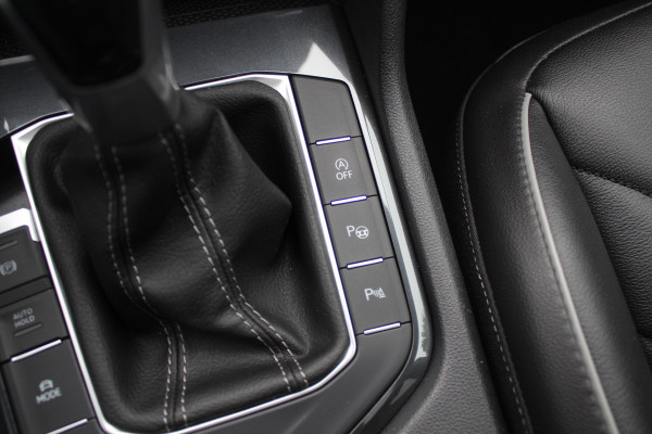 Volkswagen Tiguan 1.5 TSI R-Line Business+ / Trekhaak / Panoramadak / 360Camera / Head-up / Leder / 20'' / Memory seats / Dodehoek / Navigatie / Stoelverwarming 4x / Stuurverwarming / DAB / ACC Volkswagen Tiguan 1.5 TSI R-Line Business+ / Trekhaak / Panoramadak / 360Camera / Head-up / Leder / 20'' / Memory seats / Dodehoek / Navigatie / Stoelverwarming 4x / Stuurverwarming / DAB / ACC