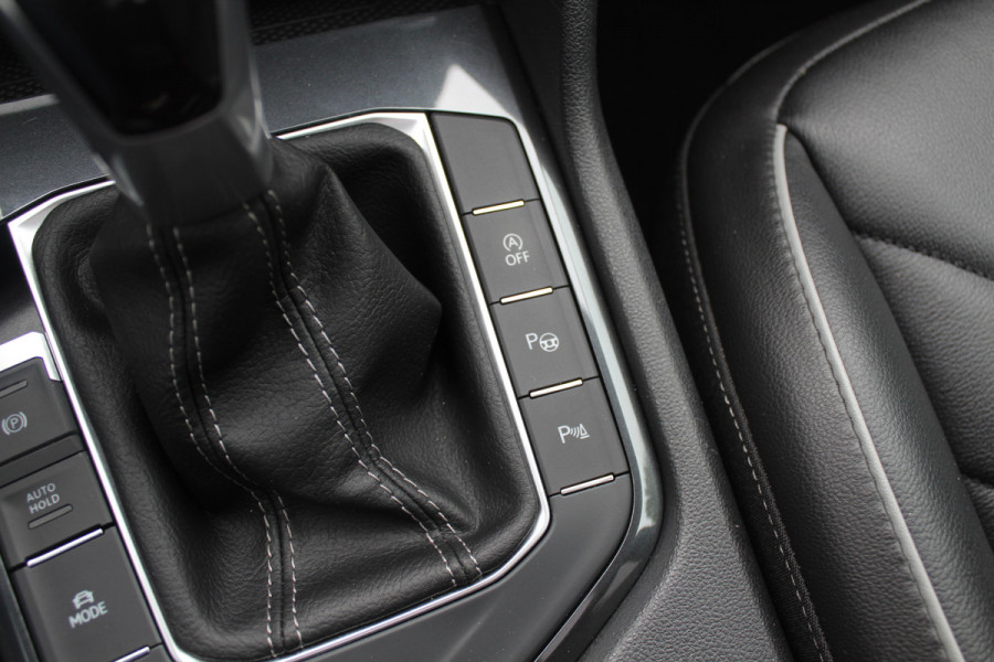 Volkswagen Tiguan 1.5 TSI R-Line Business+ / Trekhaak / Panoramadak / 360Camera / Head-up / Leder / 20'' / Memory seats / Dodehoek / Navigatie / Stoelverwarming 4x / Stuurverwarming / DAB / ACC Volkswagen Tiguan 1.5 TSI R-Line Business+ / Trekhaak / Panoramadak / 360Camera / Head-up / Leder / 20'' / Memory seats / Dodehoek / Navigatie / Stoelverwarming 4x / Stuurverwarming / DAB / ACC