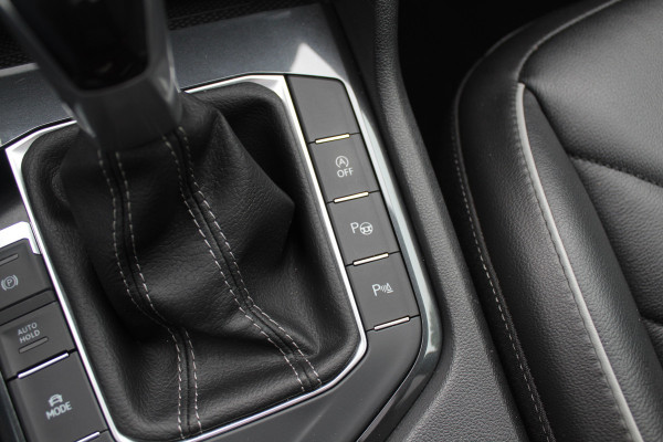 Volkswagen Tiguan 1.5 TSI R-Line Business+ / Trekhaak / Panoramadak / 360Camera / Head-up / Leder / 20'' / Memory seats / Dodehoek / Navigatie / Stoelverwarming 4x / Stuurverwarming / DAB / ACC Volkswagen Tiguan 1.5 TSI R-Line Business+ / Trekhaak / Panoramadak / 360Camera / Head-up / Leder / 20'' / Memory seats / Dodehoek / Navigatie / Stoelverwarming 4x / Stuurverwarming / DAB / ACC