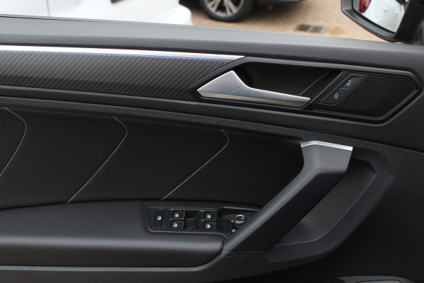 Volkswagen Tiguan 1.5 TSI R-Line Business+ / Trekhaak / Panoramadak / 360Camera / Head-up / Leder / 20'' / Memory seats / Dodehoek / Navigatie / Stoelverwarming 4x / Stuurverwarming / DAB / ACC Volkswagen Tiguan 1.5 TSI R-Line Business+ / Trekhaak / Panoramadak / 360Camera / Head-up / Leder / 20'' / Memory seats / Dodehoek / Navigatie / Stoelverwarming 4x / Stuurverwarming / DAB / ACC