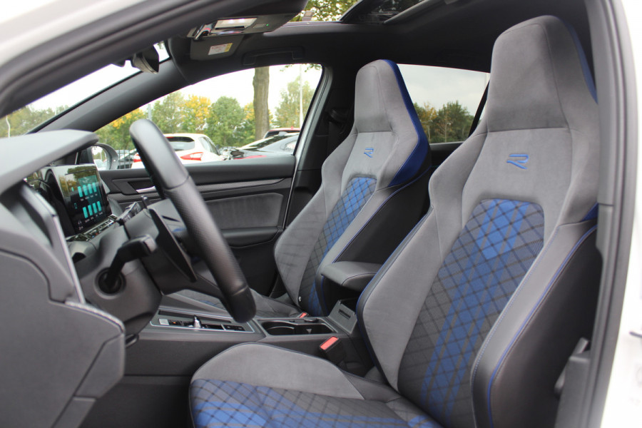 Volkswagen Golf 2.0 TSI R 4Motion / Panoramadak / Camera / Sportuitlaat / 19'' / Matrix LED / Keyless / CarPlay / Stoelverwarming / Dodehoek / DAB / ACC