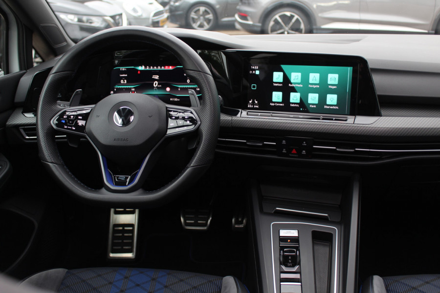 Volkswagen Golf 2.0 TSI R 4Motion / Panoramadak / Camera / Sportuitlaat / 19'' / Matrix LED / Keyless / CarPlay / Stoelverwarming / Dodehoek / DAB / ACC