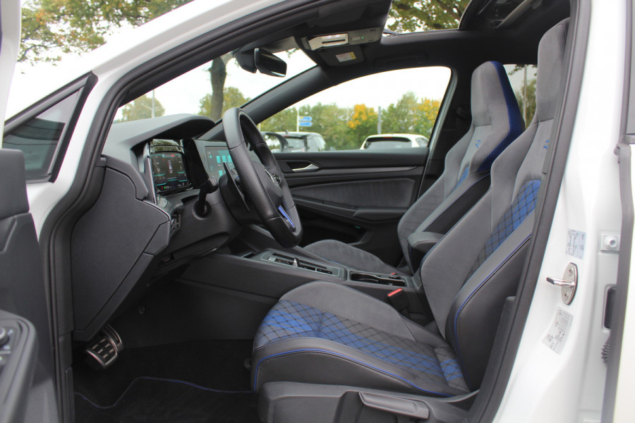 Volkswagen Golf 2.0 TSI R 4Motion / Panoramadak / Camera / Sportuitlaat / 19'' / Matrix LED / Keyless / CarPlay / Stoelverwarming / Dodehoek / DAB / ACC