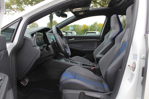 Volkswagen Golf 2.0 TSI R 4Motion / Panoramadak / Camera / Sportuitlaat / 19'' / Matrix LED / Keyless / CarPlay / Stoelverwarming / Dodehoek / DAB / ACC