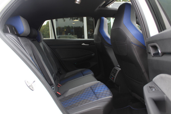 Volkswagen Golf 2.0 TSI R 4Motion / Panoramadak / Camera / Sportuitlaat / 19'' / Matrix LED / Keyless / CarPlay / Stoelverwarming / Dodehoek / DAB / ACC