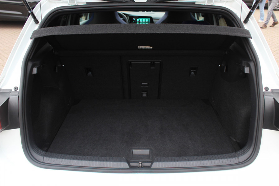 Volkswagen Golf 2.0 TSI R 4Motion / Panoramadak / Camera / Sportuitlaat / 19'' / Matrix LED / Keyless / CarPlay / Stoelverwarming / Dodehoek / DAB / ACC