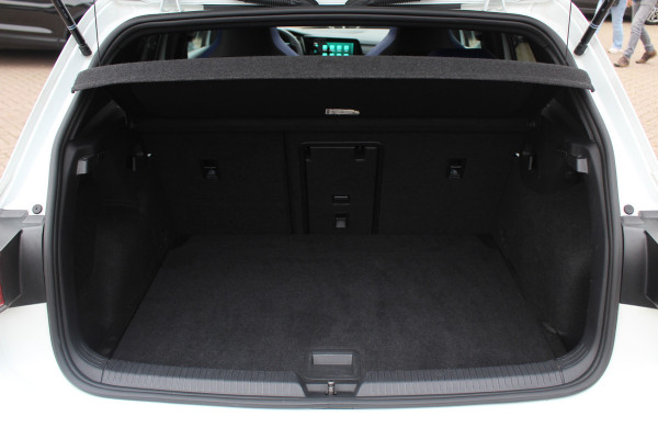 Volkswagen Golf 2.0 TSI R 4Motion / Panoramadak / Camera / Sportuitlaat / 19'' / Matrix LED / Keyless / CarPlay / Stoelverwarming / Dodehoek / DAB / ACC