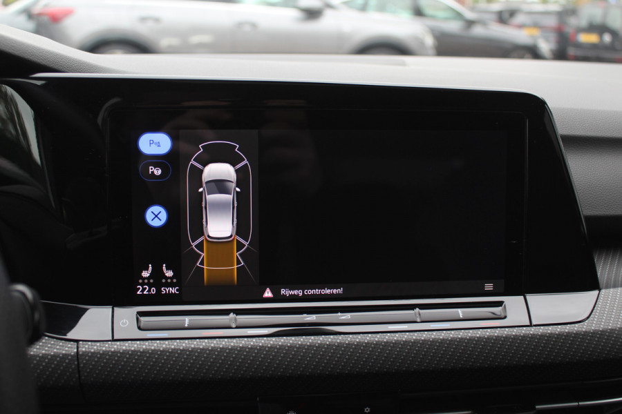 Volkswagen Golf 2.0 TSI R 4Motion / Panoramadak / Camera / Sportuitlaat / 19'' / Matrix LED / Keyless / CarPlay / Stoelverwarming / Dodehoek / DAB / ACC
