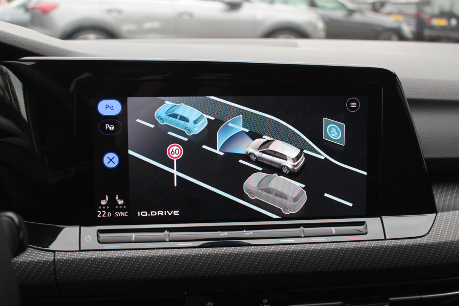 Volkswagen Golf 2.0 TSI R 4Motion / Panoramadak / Camera / Sportuitlaat / 19'' / Matrix LED / Keyless / CarPlay / Stoelverwarming / Dodehoek / DAB / ACC