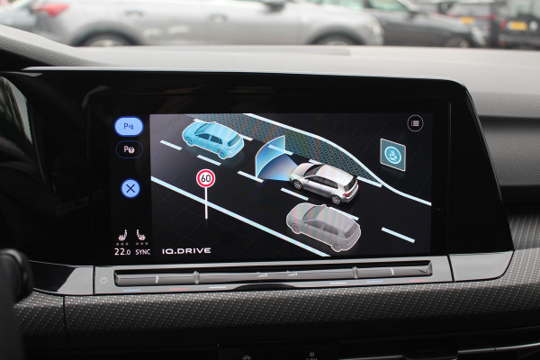 Volkswagen Golf 2.0 TSI R 4Motion / Panoramadak / Camera / Sportuitlaat / 19'' / Matrix LED / Keyless / CarPlay / Stoelverwarming / Dodehoek / DAB / ACC