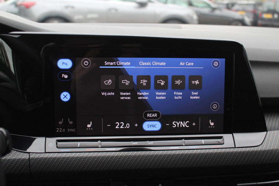 Volkswagen Golf 2.0 TSI R 4Motion / Panoramadak / Camera / Sportuitlaat / 19'' / Matrix LED / Keyless / CarPlay / Stoelverwarming / Dodehoek / DAB / ACC