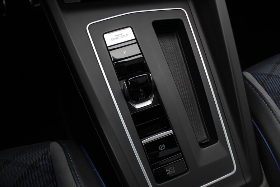 Volkswagen Golf 2.0 TSI R 4Motion / Panoramadak / Camera / Sportuitlaat / 19'' / Matrix LED / Keyless / CarPlay / Stoelverwarming / Dodehoek / DAB / ACC