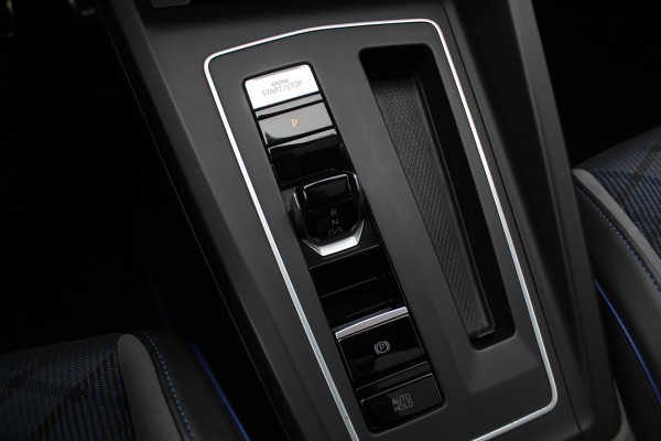 Volkswagen Golf 2.0 TSI R 4Motion / Panoramadak / Camera / Sportuitlaat / 19'' / Matrix LED / Keyless / CarPlay / Stoelverwarming / Dodehoek / DAB / ACC