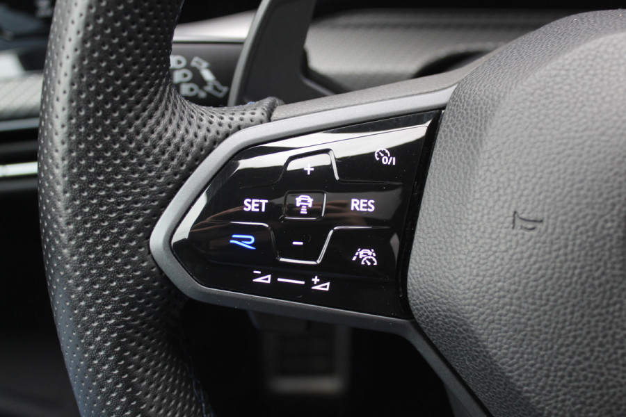 Volkswagen Golf 2.0 TSI R 4Motion / Panoramadak / Camera / Sportuitlaat / 19'' / Matrix LED / Keyless / CarPlay / Stoelverwarming / Dodehoek / DAB / ACC