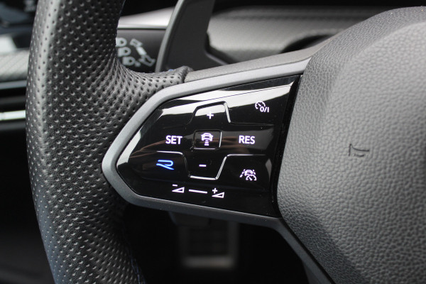 Volkswagen Golf 2.0 TSI R 4Motion / Panoramadak / Camera / Sportuitlaat / 19'' / Matrix LED / Keyless / CarPlay / Stoelverwarming / Dodehoek / DAB / ACC