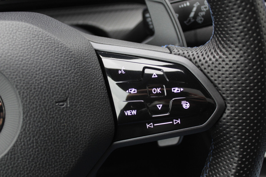 Volkswagen Golf 2.0 TSI R 4Motion / Panoramadak / Camera / Sportuitlaat / 19'' / Matrix LED / Keyless / CarPlay / Stoelverwarming / Dodehoek / DAB / ACC