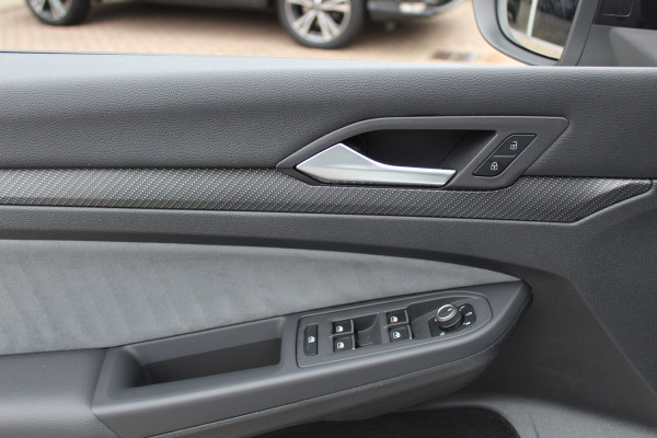 Volkswagen Golf 2.0 TSI R 4Motion / Panoramadak / Camera / Sportuitlaat / 19'' / Matrix LED / Keyless / CarPlay / Stoelverwarming / Dodehoek / DAB / ACC