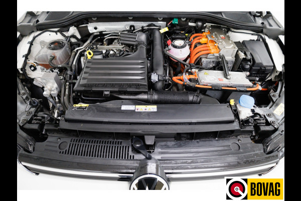 Volkswagen Golf 1.4 eHybrid 204 PK | Camera | Elec. Ergo best. stoel met geheugen en massage | Adap.Cruise, Travelassist, Navigatie, App. connect, IQ Led