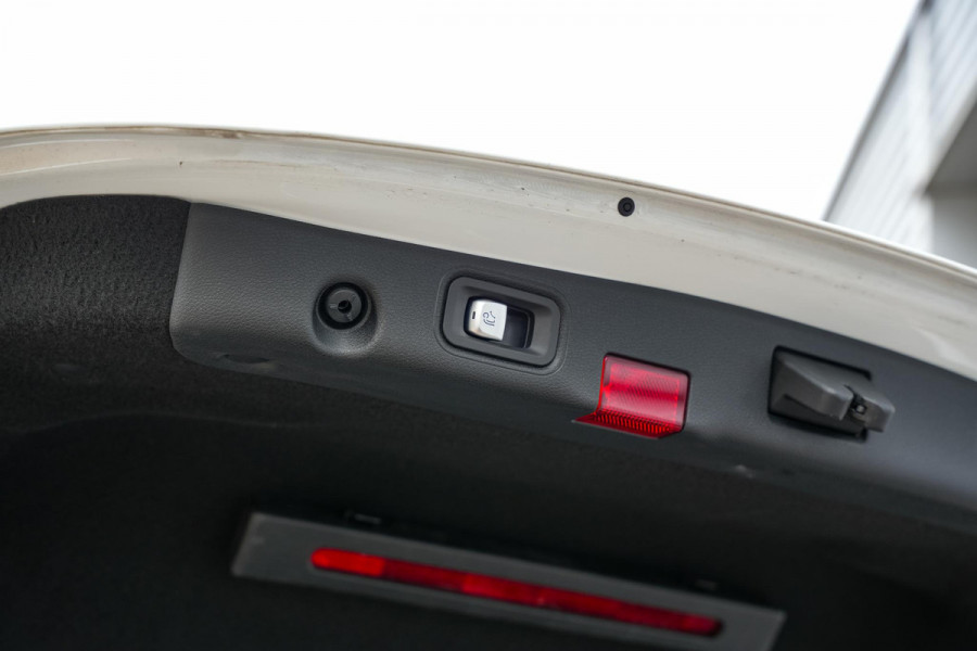 Mercedes-Benz E-Klasse 300 d Sport Edition AMG WideScreen Adapt. Cruise Memory Ambient Trekhaak Mercedes-Benz E-Klasse 300 d Sport Edition AMG WideScreen Adapt. Cruise Memory Ambient Trekhaak