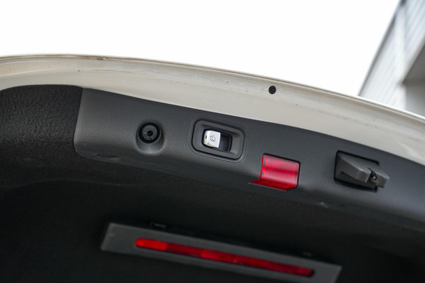 Mercedes-Benz E-Klasse 300 d Sport Edition AMG WideScreen Adapt. Cruise Memory Ambient Trekhaak Mercedes-Benz E-Klasse 300 d Sport Edition AMG WideScreen Adapt. Cruise Memory Ambient Trekhaak