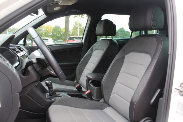 Volkswagen Tiguan 1.5 TSI ACT Highline Business 3x R-Line / CarPlay / Keyless / Dodehoek / 19'' / Navigatie / Stoelverwarming / DAB / ACC Volkswagen Tiguan 1.5 TSI ACT Highline Business 3x R-Line / CarPlay / Keyless / Dodehoek / 19'' / Navigatie / Stoelverwarming / DAB / ACC