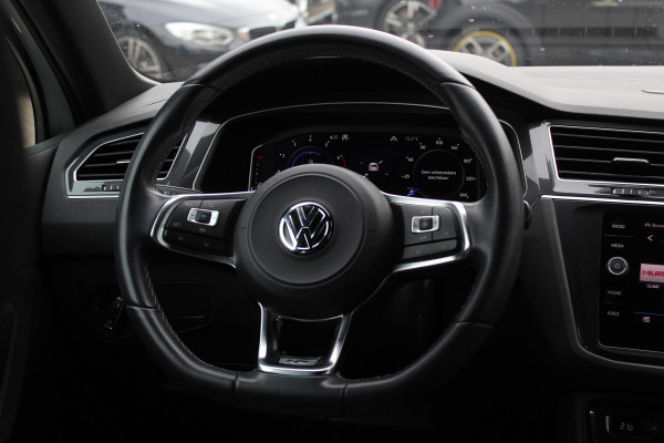 Volkswagen Tiguan 1.5 TSI ACT Highline Business 3x R-Line / CarPlay / Keyless / Dodehoek / 19'' / Navigatie / Stoelverwarming / DAB / ACC Volkswagen Tiguan 1.5 TSI ACT Highline Business 3x R-Line / CarPlay / Keyless / Dodehoek / 19'' / Navigatie / Stoelverwarming / DAB / ACC