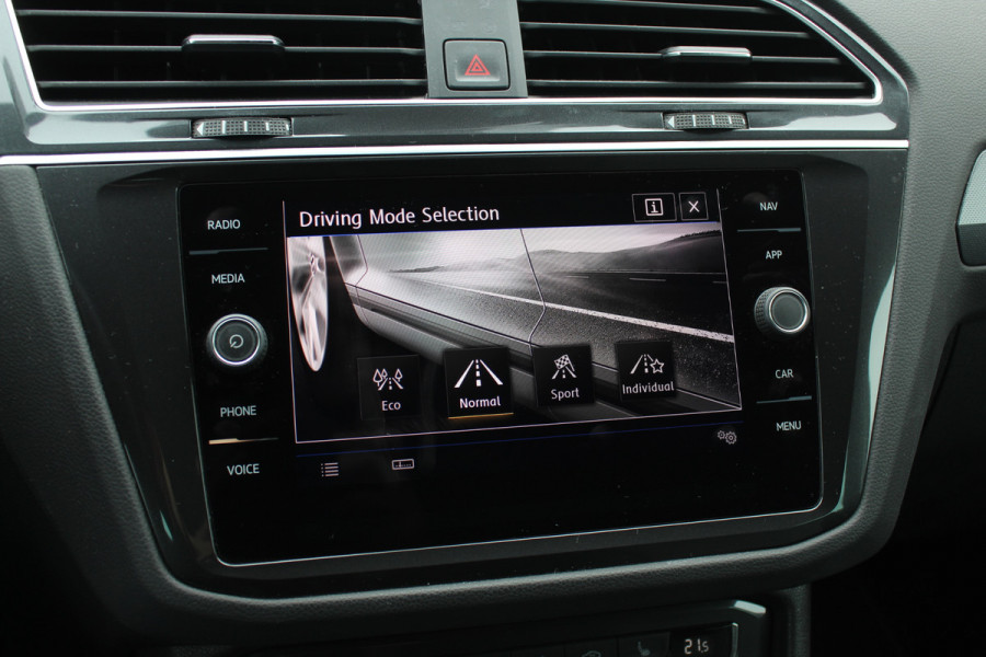 Volkswagen Tiguan 1.5 TSI ACT Highline Business 3x R-Line / CarPlay / Keyless / Dodehoek / 19'' / Navigatie / Stoelverwarming / DAB / ACC Volkswagen Tiguan 1.5 TSI ACT Highline Business 3x R-Line / CarPlay / Keyless / Dodehoek / 19'' / Navigatie / Stoelverwarming / DAB / ACC