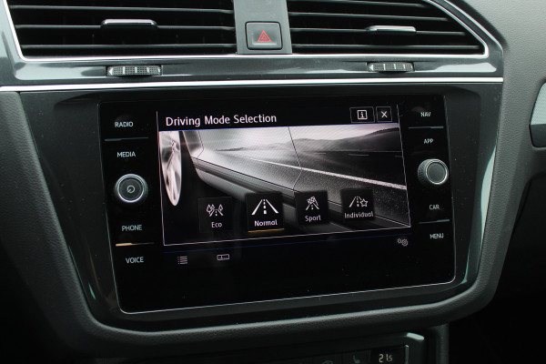 Volkswagen Tiguan 1.5 TSI ACT Highline Business 3x R-Line / CarPlay / Keyless / Dodehoek / 19'' / Navigatie / Stoelverwarming / DAB / ACC Volkswagen Tiguan 1.5 TSI ACT Highline Business 3x R-Line / CarPlay / Keyless / Dodehoek / 19'' / Navigatie / Stoelverwarming / DAB / ACC