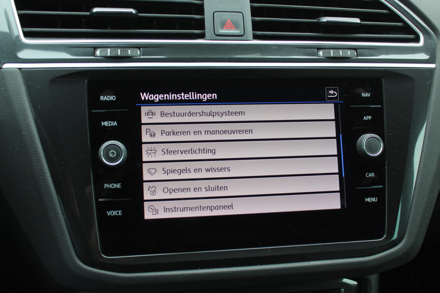 Volkswagen Tiguan 1.5 TSI ACT Highline Business 3x R-Line / CarPlay / Keyless / Dodehoek / 19'' / Navigatie / Stoelverwarming / DAB / ACC Volkswagen Tiguan 1.5 TSI ACT Highline Business 3x R-Line / CarPlay / Keyless / Dodehoek / 19'' / Navigatie / Stoelverwarming / DAB / ACC