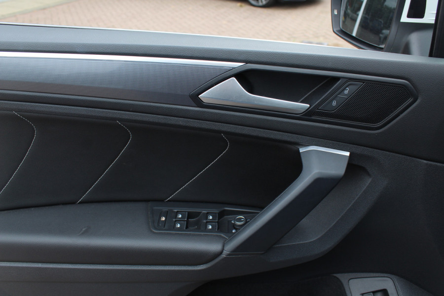 Volkswagen Tiguan 1.5 TSI ACT Highline Business 3x R-Line / CarPlay / Keyless / Dodehoek / 19'' / Navigatie / Stoelverwarming / DAB / ACC Volkswagen Tiguan 1.5 TSI ACT Highline Business 3x R-Line / CarPlay / Keyless / Dodehoek / 19'' / Navigatie / Stoelverwarming / DAB / ACC