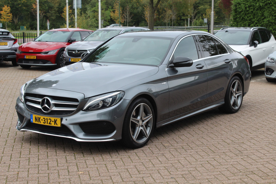 Mercedes-Benz C-Klasse 180 AMG Sport Edition / Leder / Navigatie / Parkeerhulp / 18'' / Bluetooth / Cruise Control Mercedes-Benz C-Klasse 180 AMG Sport Edition / Leder / Navigatie / Parkeerhulp / 18'' / Bluetooth / Cruise Control