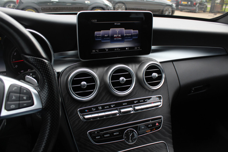Mercedes-Benz C-Klasse 180 AMG Sport Edition / Leder / Navigatie / Parkeerhulp / 18'' / Bluetooth / Cruise Control Mercedes-Benz C-Klasse 180 AMG Sport Edition / Leder / Navigatie / Parkeerhulp / 18'' / Bluetooth / Cruise Control