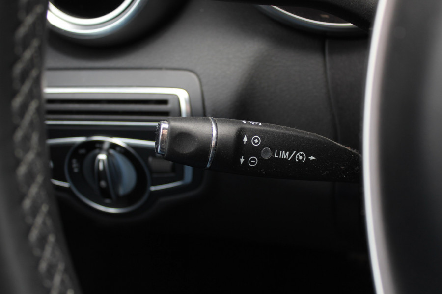 Mercedes-Benz C-Klasse 180 AMG Sport Edition / Leder / Navigatie / Parkeerhulp / 18'' / Bluetooth / Cruise Control Mercedes-Benz C-Klasse 180 AMG Sport Edition / Leder / Navigatie / Parkeerhulp / 18'' / Bluetooth / Cruise Control