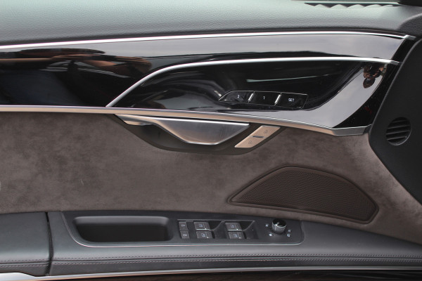 Audi A8 60 TFSI e quattro Pro Line Plus 476pk NL Auto! / Panoramadak / 360Camera / Head-up / B&O / Luxe Leder / Softclose / Keyless / Luchtvering / Stoelmassage / Stoelventilatie