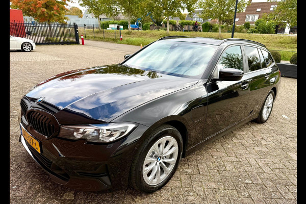 BMW 3 Serie Touring 330e Camera. M-stuur, Tr.haak, Carplay, DAB
