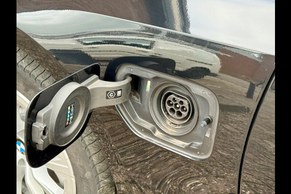 BMW 3 Serie Touring 330e Camera. M-stuur, Tr.haak, Carplay, DAB